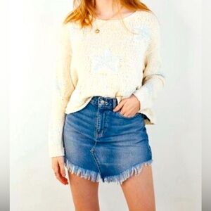 𝅺WE The Free by Free People Bailey Fray Hem Mini Skirt Size 27 Denim Med Wash